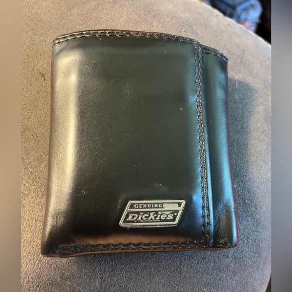 Genuine Leather Dickies Mens Wallet Black used in good condition inside clean - Picture 2 of 6